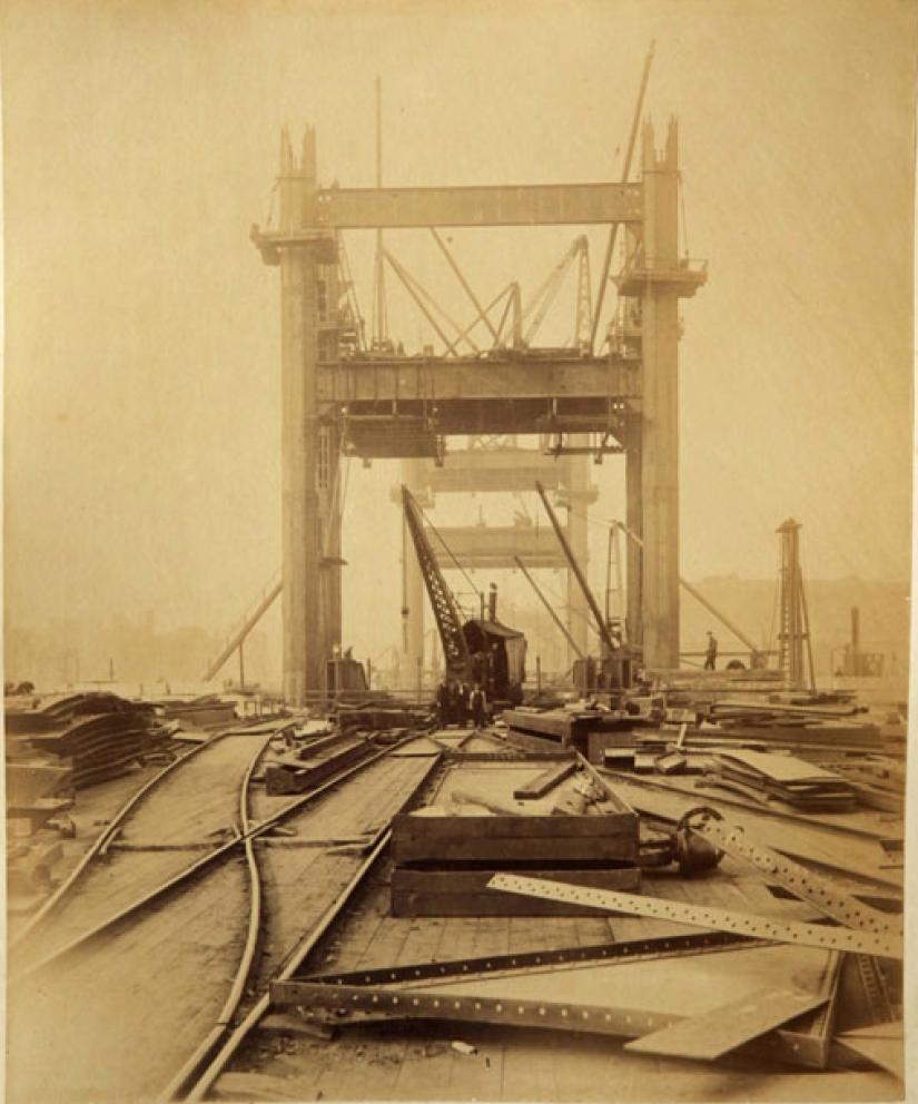 How the Tower Bridge was built How the Tower Bridge was built