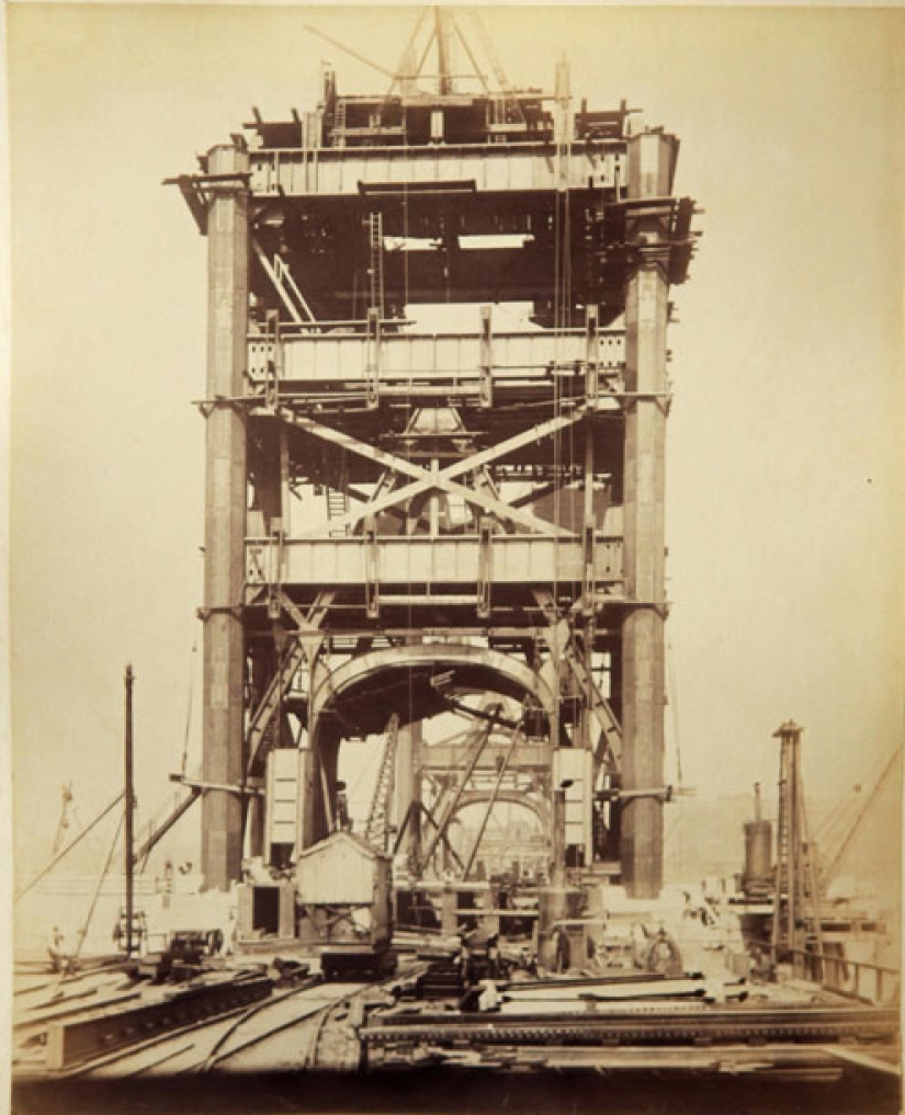 How the Tower Bridge was built How the Tower Bridge was built