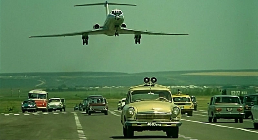 How they filmed the most dangerous stunt of landing an airplane on a highway in "The Incredible Adventures of Italians in Russia"