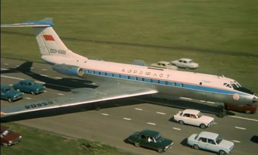 How they filmed the most dangerous stunt of landing an airplane on a highway in "The Incredible Adventures of Italians in Russia"