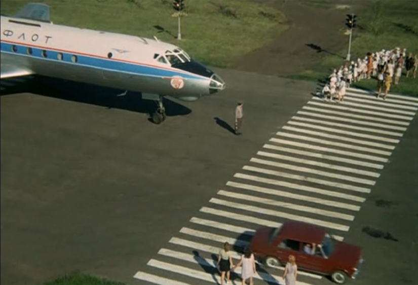How they filmed the most dangerous stunt of landing an airplane on a highway in "The Incredible Adventures of Italians in Russia"