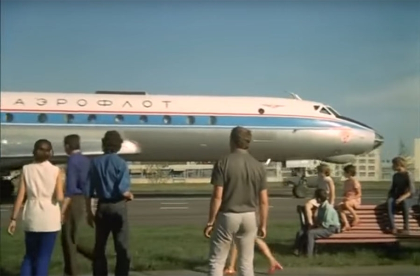 How they filmed the most dangerous stunt of landing an airplane on a highway in "The Incredible Adventures of Italians in Russia"