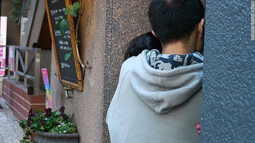How to be photographed with a girlfriend if you... don't have a girlfriend How to be photographed with a girlfriend if you... don't have a girlfriend