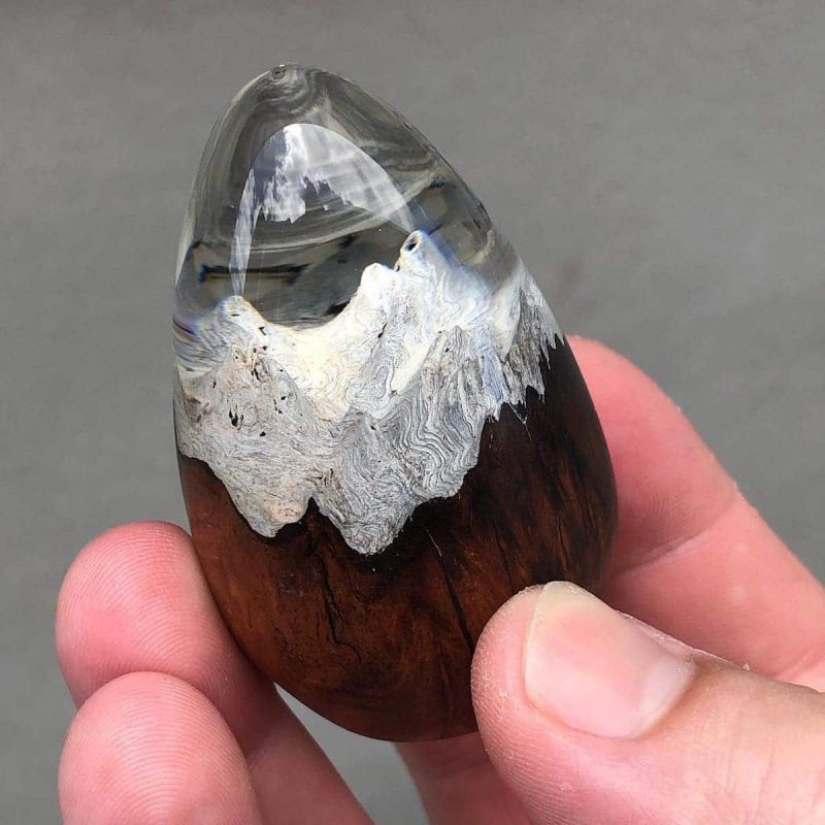 Huevos de dragón coloridos hechos de resina y madera por el artista australiano Ben Works