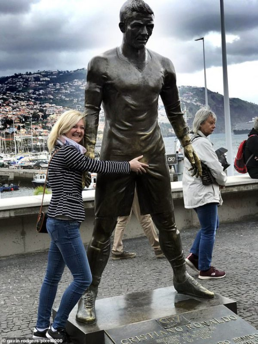 "Huevos de oro": apasionados fanáticos de Cristiano Ronaldo pulieron la estatua del famoso jugador de fútbol