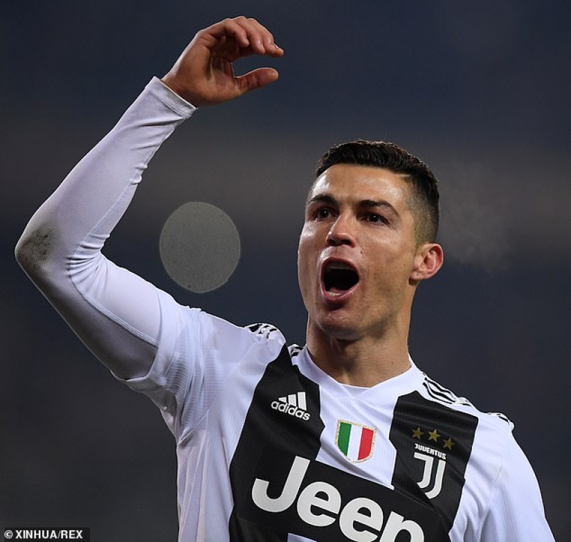 "Huevos de oro": apasionados fanáticos de Cristiano Ronaldo pulieron la estatua del famoso jugador de fútbol