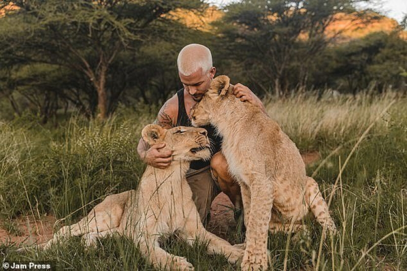 Hugging the Lions: Dean Schneider, the Swiss financier who gave up everything and went to Africa Hugging the Lions: Dean Schneider, the Swiss financier who gave up everything and went to Africa