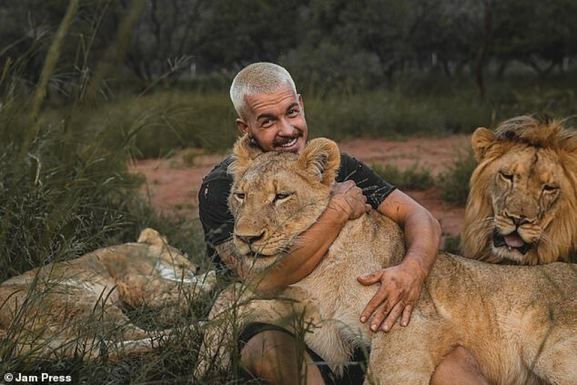 Hugging the Lions: Dean Schneider, the Swiss financier who gave up everything and went to Africa Hugging the Lions: Dean Schneider, the Swiss financier who gave up everything and went to Africa
