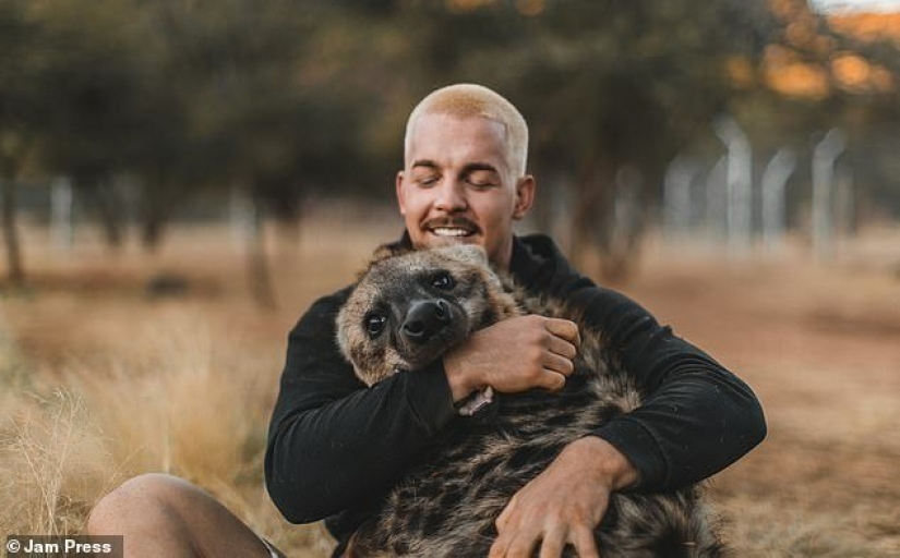Hugging the Lions: Dean Schneider, the Swiss financier who gave up everything and went to Africa Hugging the Lions: Dean Schneider, the Swiss financier who gave up everything and went to Africa