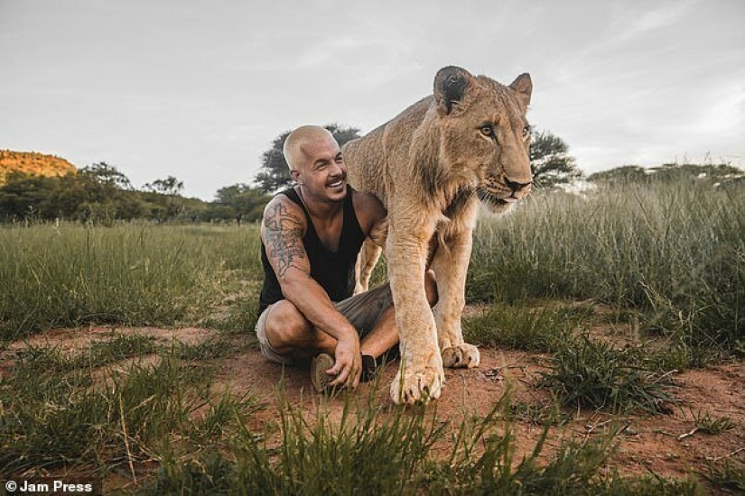 Hugging the Lions: Dean Schneider, the Swiss financier who gave up everything and went to Africa Hugging the Lions: Dean Schneider, the Swiss financier who gave up everything and went to Africa