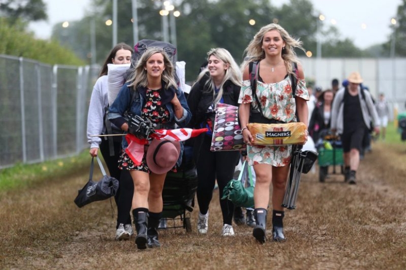 Humor de goma: Glastonbury saluda a los participantes con impermeables y una dosis asesina de alcohol