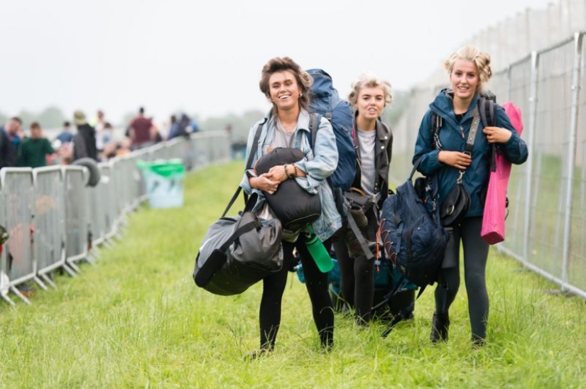 Humor de goma: Glastonbury saluda a los participantes con impermeables y una dosis asesina de alcohol Humor de goma: Glastonbury saluda a los participantes con impermeables y una dosis asesina de alcohol