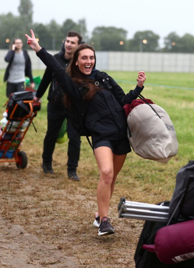 Humor de goma: Glastonbury saluda a los participantes con impermeables y una dosis asesina de alcohol Humor de goma: Glastonbury saluda a los participantes con impermeables y una dosis asesina de alcohol
