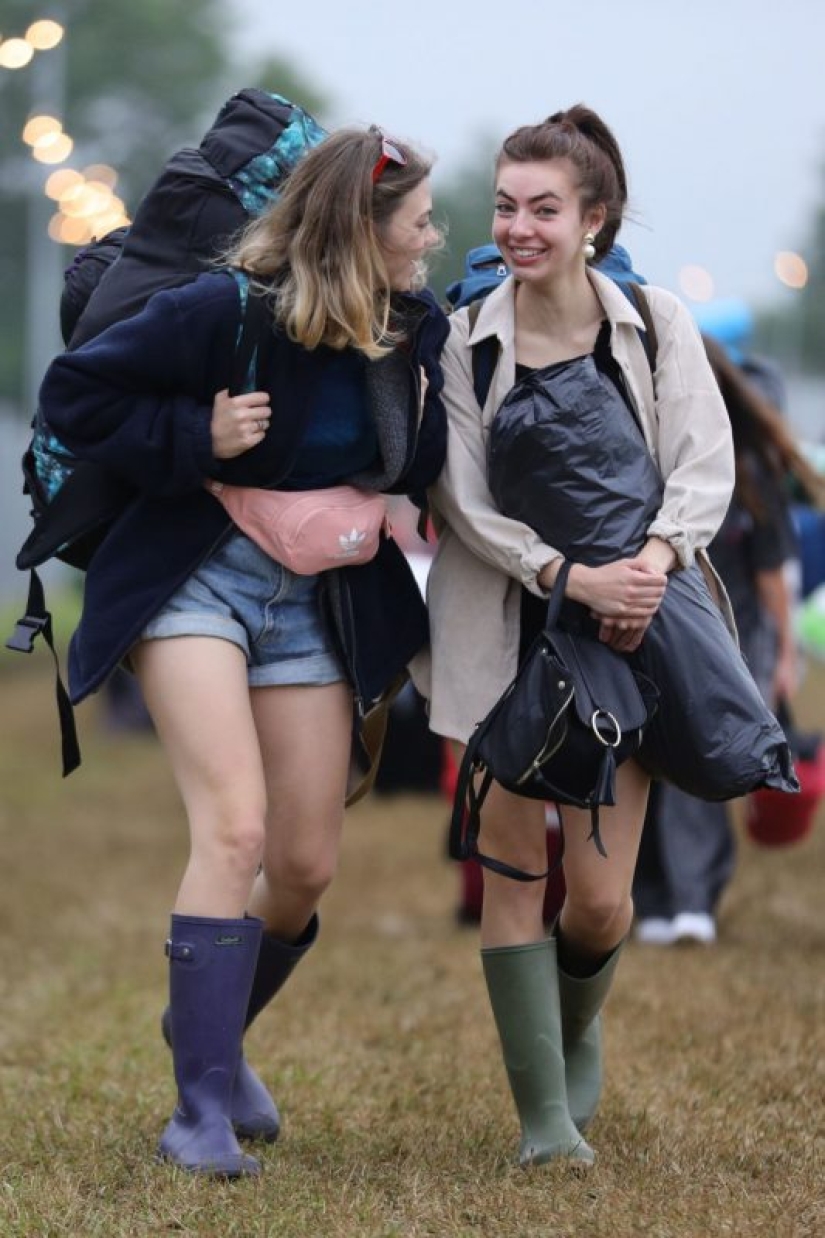 Humor de goma: Glastonbury saluda a los participantes con impermeables y una dosis asesina de alcohol Humor de goma: Glastonbury saluda a los participantes con impermeables y una dosis asesina de alcohol