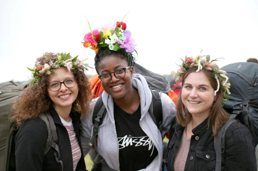 Humor de goma: Glastonbury saluda a los participantes con impermeables y una dosis asesina de alcohol Humor de goma: Glastonbury saluda a los participantes con impermeables y una dosis asesina de alcohol