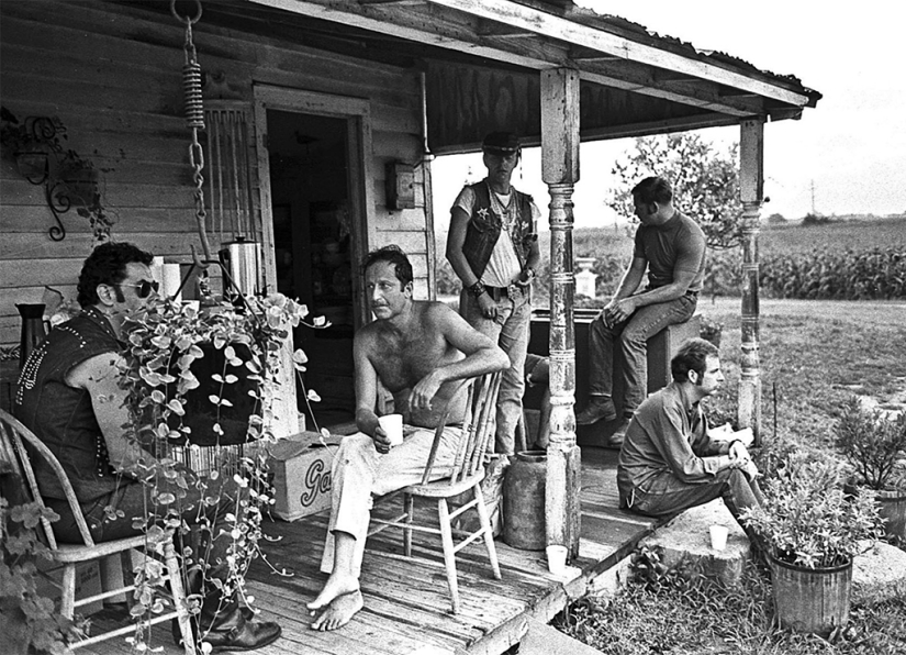 Humpback weekend: retro photos of bikers of non-traditional sexual orientation