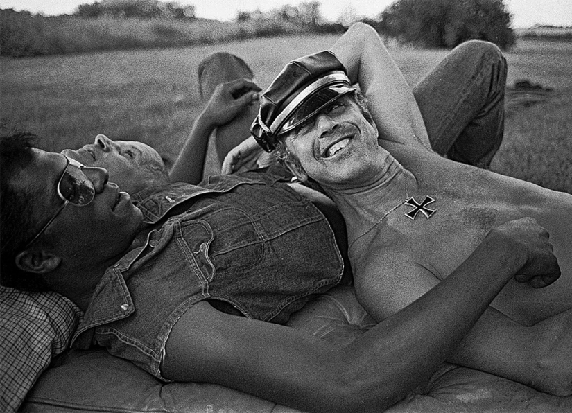 Humpback weekend: retro photos of bikers of non-traditional sexual orientation