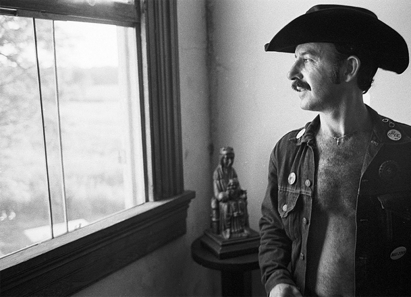 Humpback weekend: retro photos of bikers of non-traditional sexual orientation