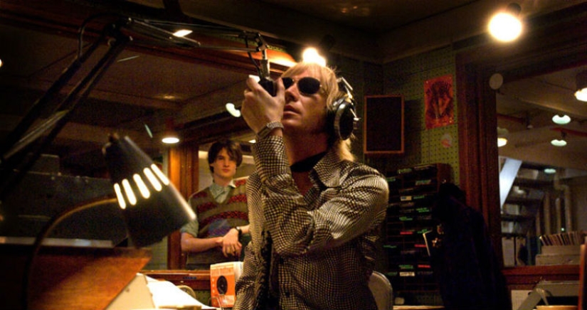 I can't hear you! Why do you lack a normal microphone for happiness