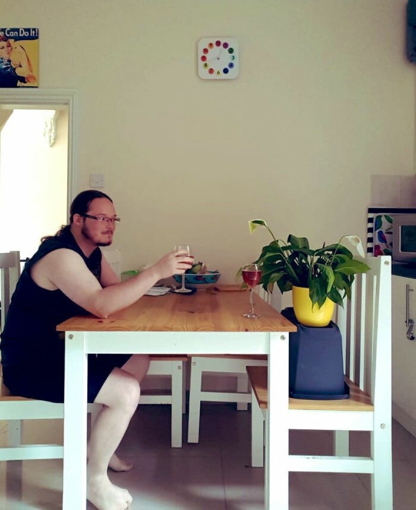 I drank with flowers and read books to them: a caring neighbor took care of indoor plants I drank with flowers and read books to them: a caring neighbor took care of indoor plants