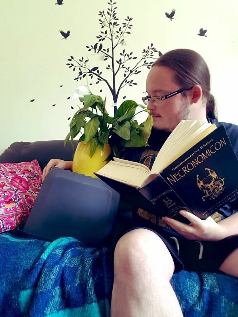 I drank with flowers and read books to them: a caring neighbor took care of indoor plants I drank with flowers and read books to them: a caring neighbor took care of indoor plants