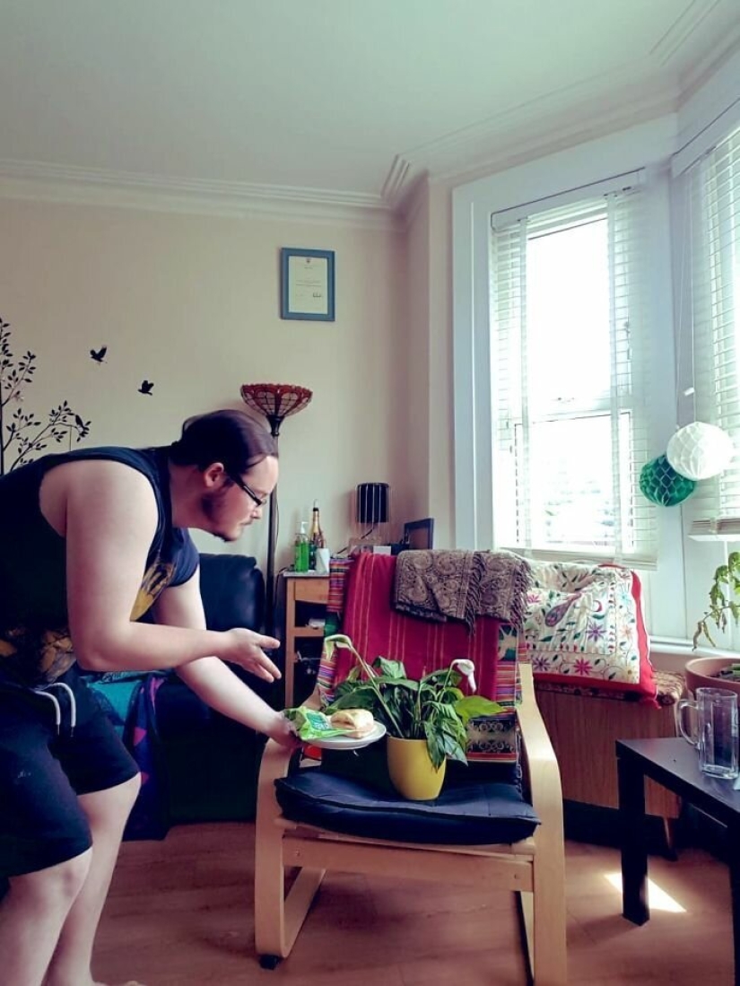 I drank with flowers and read books to them: a caring neighbor took care of indoor plants I drank with flowers and read books to them: a caring neighbor took care of indoor plants