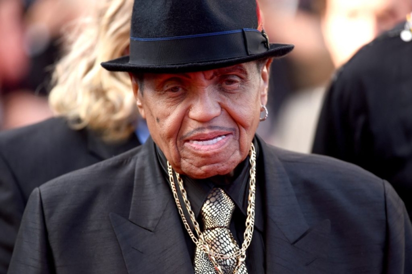 "I hope he atones for his sins in hell": doctor accused Michael Jackson's father of castration of his son "I hope he atones for his sins in hell": doctor accused Michael Jackson's father of castration of his son