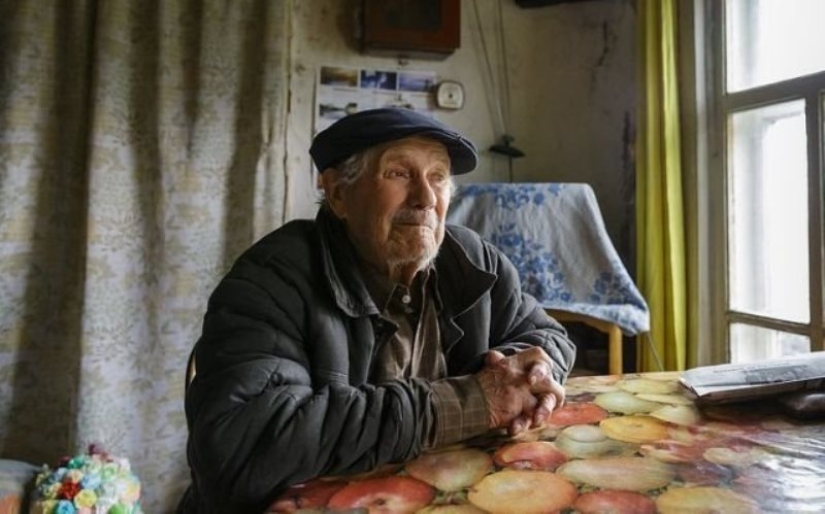 "I saved up for the house, but they need it more": a lonely 85-year-old history teacher gave a million rubles to orphans