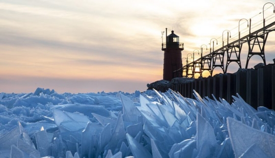 Ice magic: Lake Michigan covered with "dragon scales" Ice magic: Lake Michigan covered with "dragon scales"