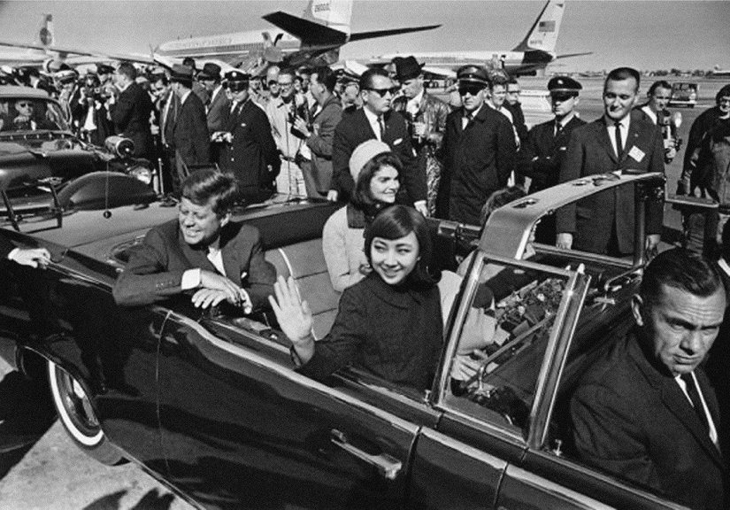 "I'm everywhere": Chinese artist inserts herself into iconic celebrity photos