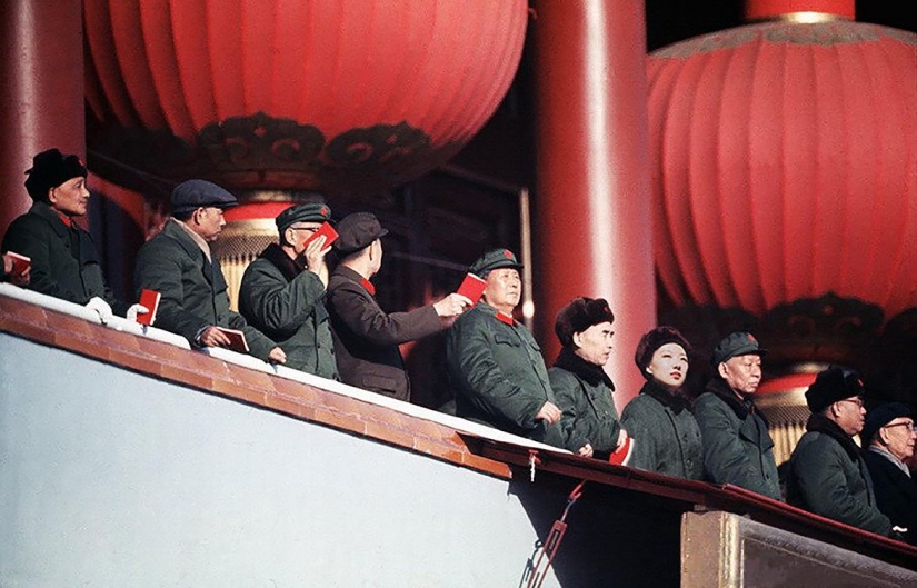 "I'm everywhere": Chinese artist inserts herself into iconic celebrity photos