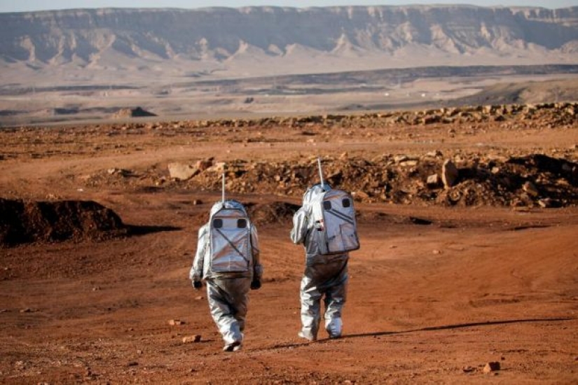 In a rocky Israeli crater, scientists simulate life on Mars