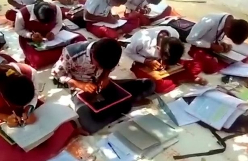 In an Indian school, all children write with both hands, although only 1% of the world's population can do it In an Indian school, all children write with both hands, although only 1% of the world's population can do it
