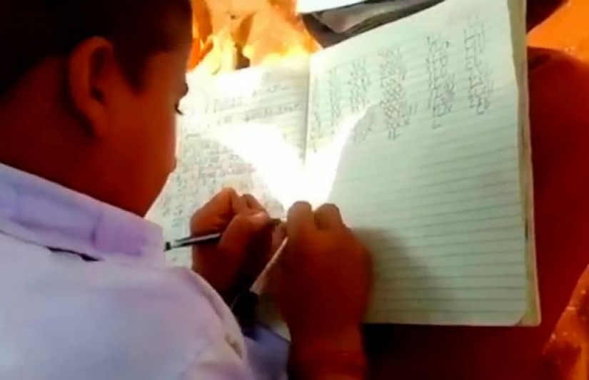 In an Indian school, all children write with both hands, although only 1% of the world's population can do it In an Indian school, all children write with both hands, although only 1% of the world's population can do it