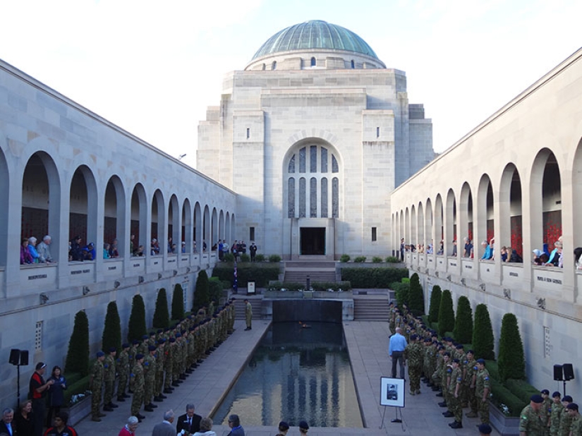 In Australia, a vandal stole flowers from the grave of an unknown soldier… In Australia, a vandal stole flowers from the grave of an unknown soldier…