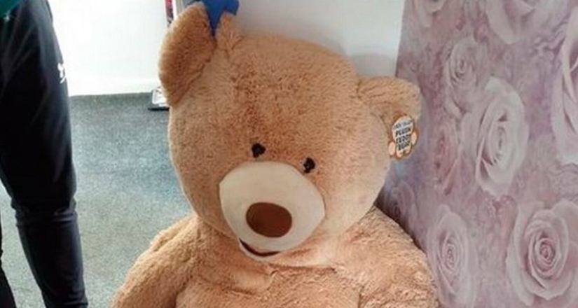 In Britain, a criminal pretended to be a toy to escape from the police In Britain, a criminal pretended to be a toy to escape from the police