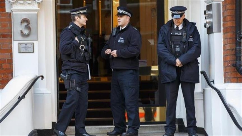 In Britain, a criminal pretended to be a toy to escape from the police In Britain, a criminal pretended to be a toy to escape from the police