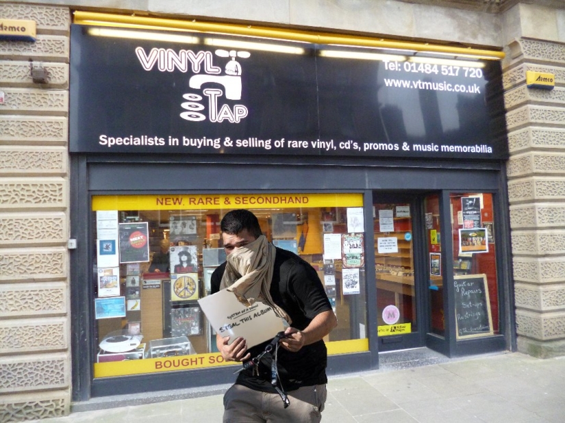 In case of fire, the first to take out the Xbox: a photo of the victim with a game console has gone viral In case of fire, the first to take out the Xbox: a photo of the victim with a game console has gone viral