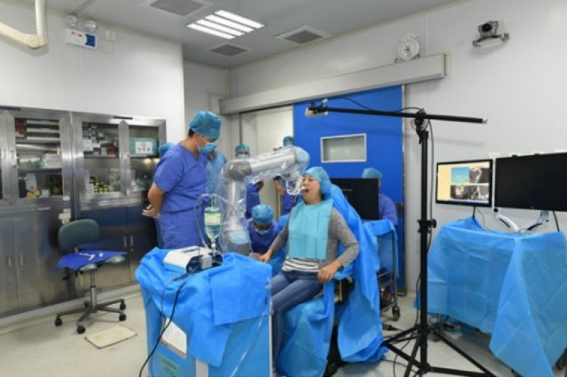 In China, a robot dentist inserted human teeth for the first time