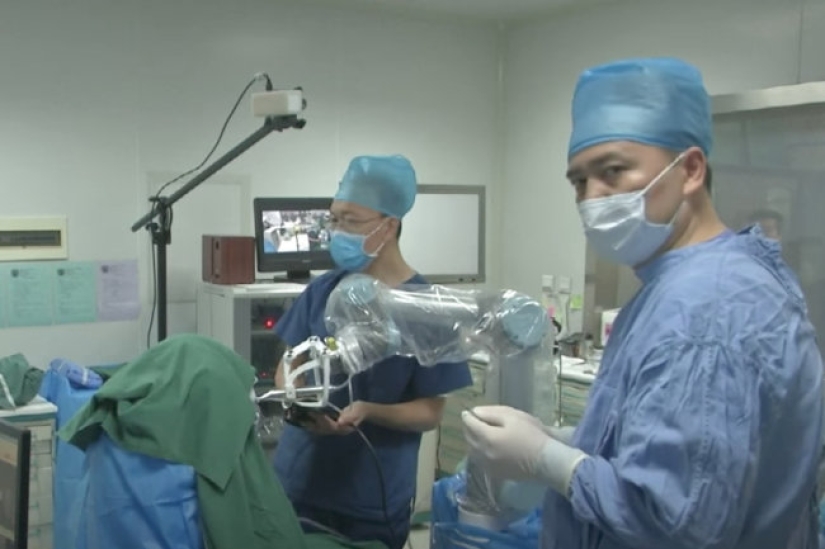 In China, a robot dentist inserted human teeth for the first time