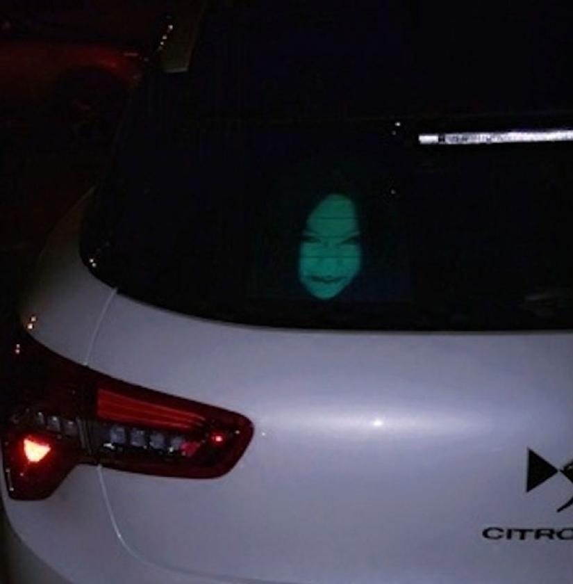 In China, they came up with stickers on cars to teach fans to dazzle with a high beam In China, they came up with stickers on cars to teach fans to dazzle with a high beam
