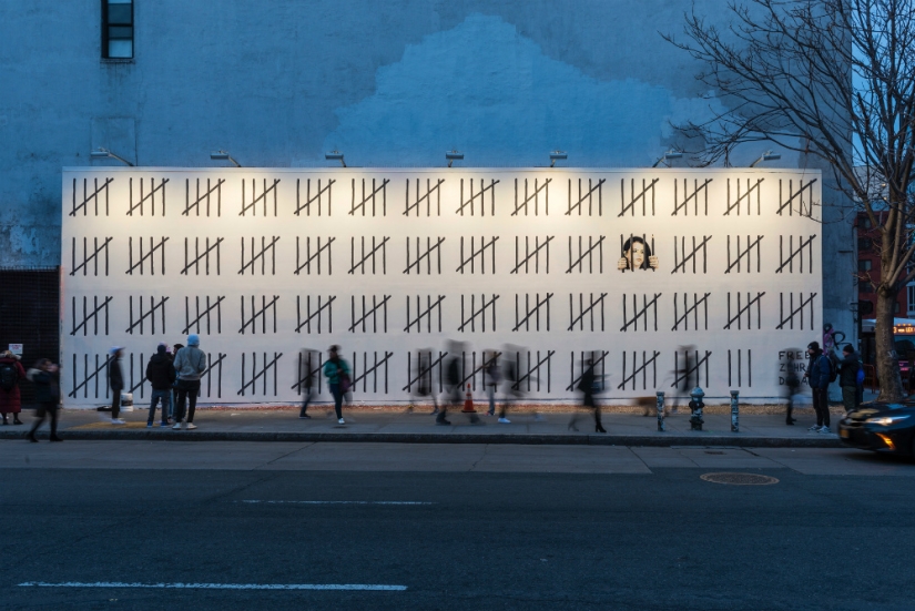 In his new work, Banksy supported an artist from Turkey who went to prison for a "radical" illustration In his new work, Banksy supported an artist from Turkey who went to prison for a "radical" illustration