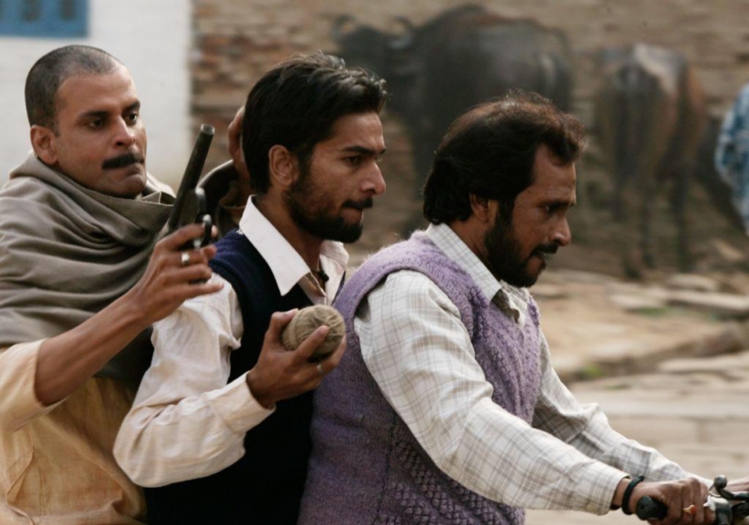 In India, a wife and her lover hired killers for her husband, but everything slipped into some kind of Bollywood
