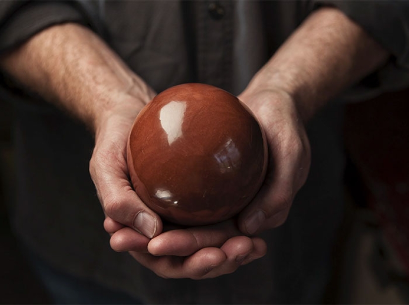 In Japan, they got to the dirt: the Japanese polish balls from the ground to a perfect shine In Japan, they got to the dirt: the Japanese polish balls from the ground to a perfect shine
