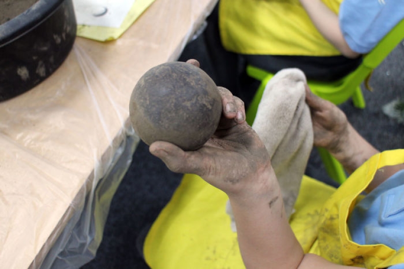 In Japan, they got to the dirt: the Japanese polish balls from the ground to a perfect shine In Japan, they got to the dirt: the Japanese polish balls from the ground to a perfect shine