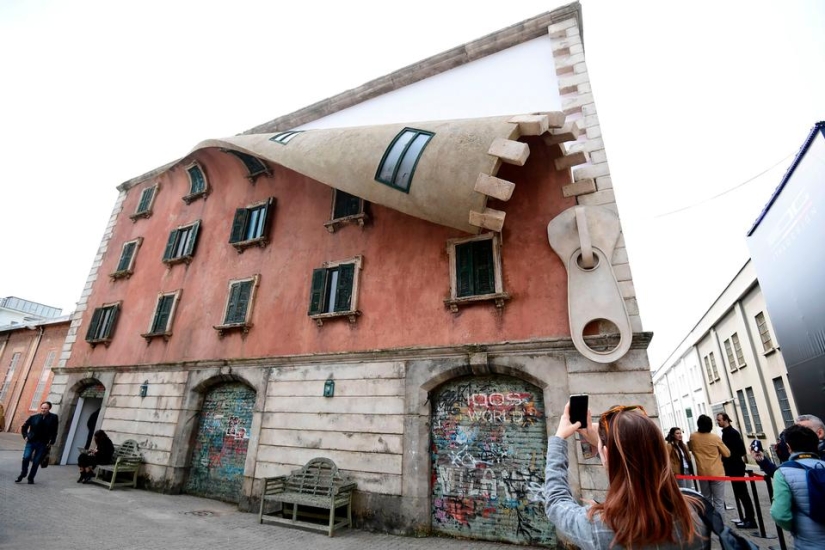 In the hands of this Briton, houses melt, fly and slide to the feet of passers-by In the hands of this Briton, houses melt, fly and slide to the feet of passers-by