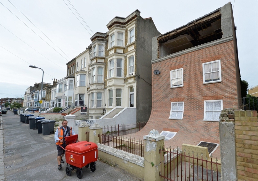 In the hands of this Briton, houses melt, fly and slide to the feet of passers-by In the hands of this Briton, houses melt, fly and slide to the feet of passers-by