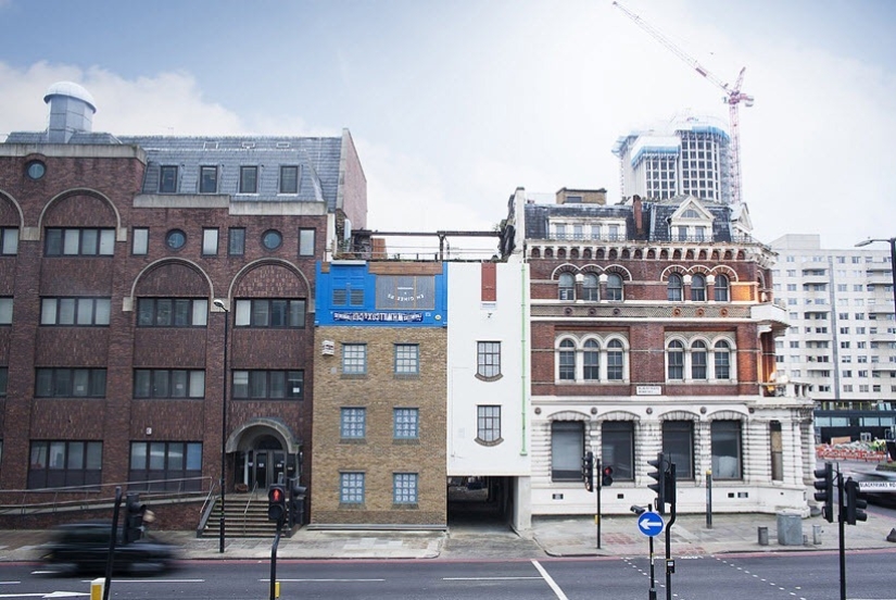 In the hands of this Briton, houses melt, fly and slide to the feet of passers-by In the hands of this Briton, houses melt, fly and slide to the feet of passers-by