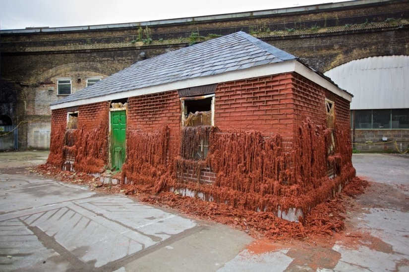 In the hands of this Briton, houses melt, fly and slide to the feet of passers-by In the hands of this Briton, houses melt, fly and slide to the feet of passers-by