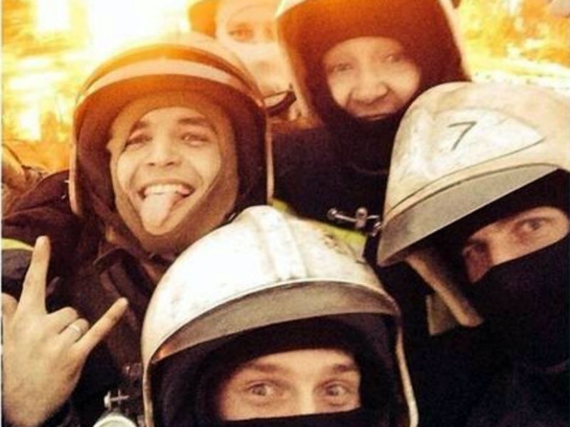 In the United States, a scandal broke out over selfies of firefighters against the background of a burning house